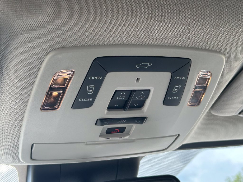 Used 2023 Toyota Sienna Limited AWD/4WD image 20