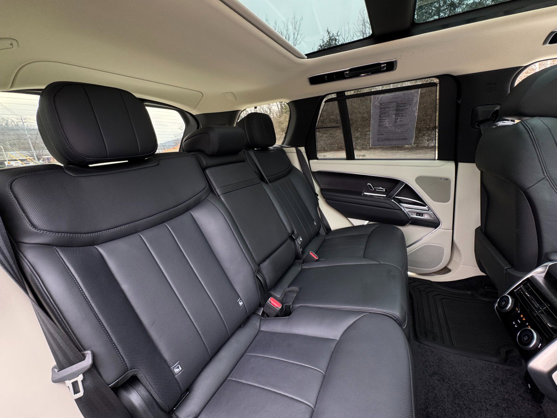 Used 2024 Land Rover Range Rover SE image 34