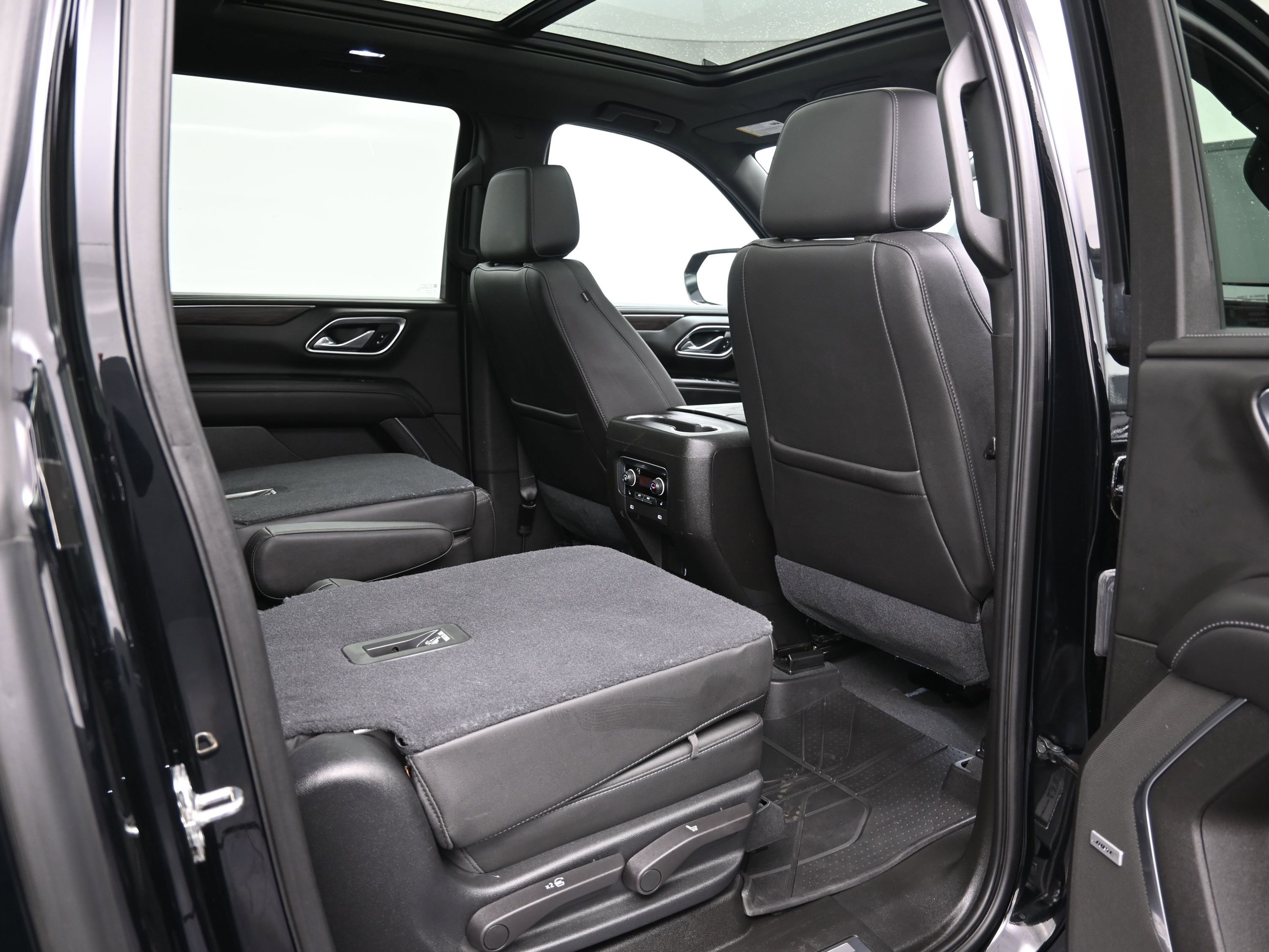 Used 2021 Chevrolet Suburban LT w/ LT Signature Package image 21