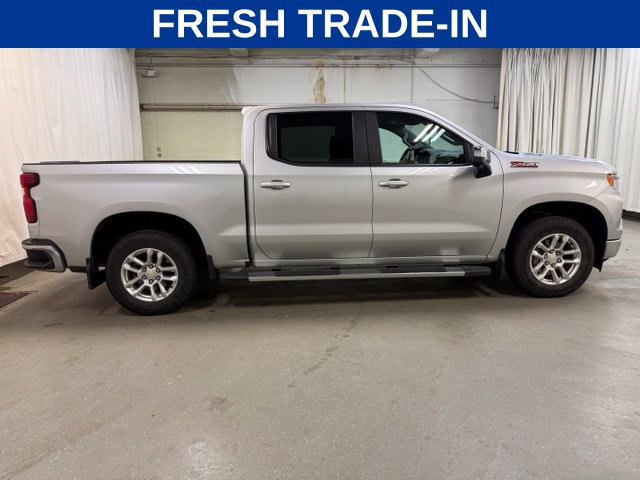 Used 2022 Chevrolet Silverado 1500 LT AWD/4WD image 3