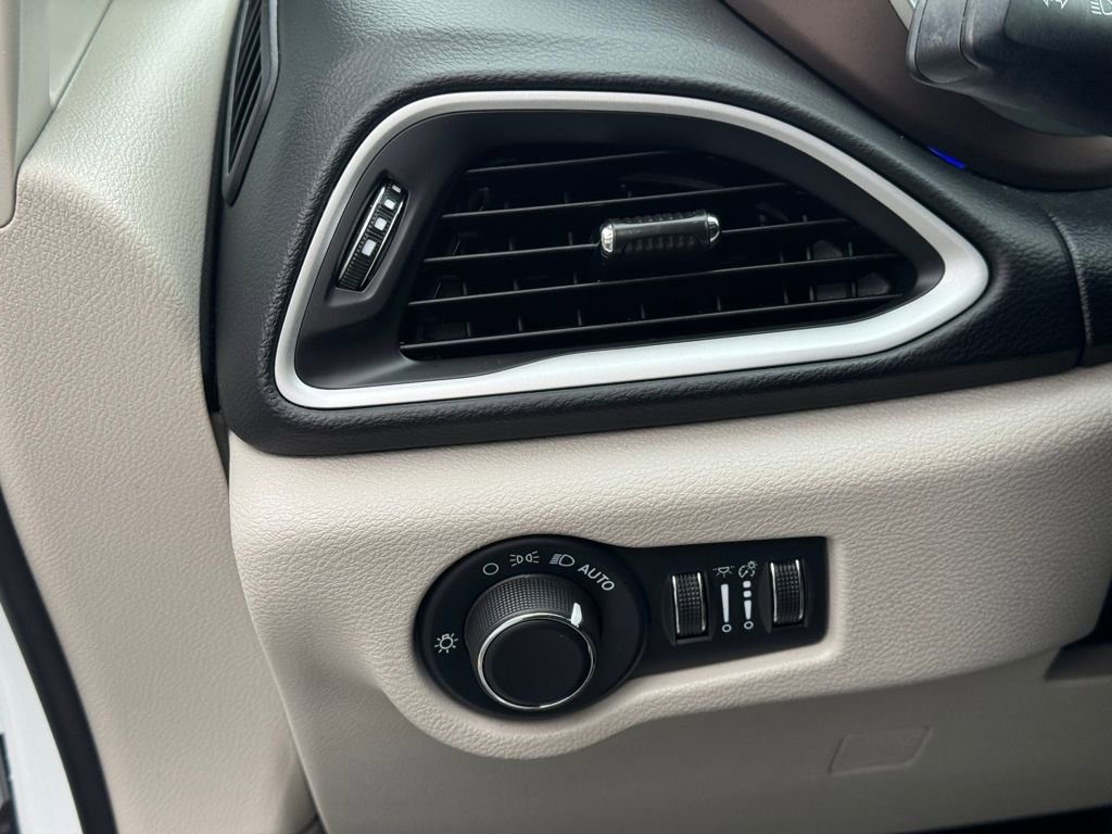 Used 2022 Chrysler Voyager LX image 27