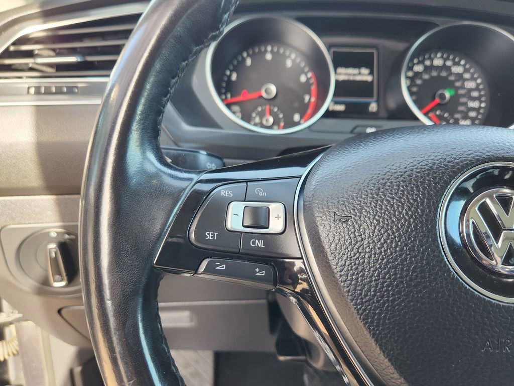 Used 2018 Volkswagen Tiguan SE w/ Panoramic Sunroof Package image 16
