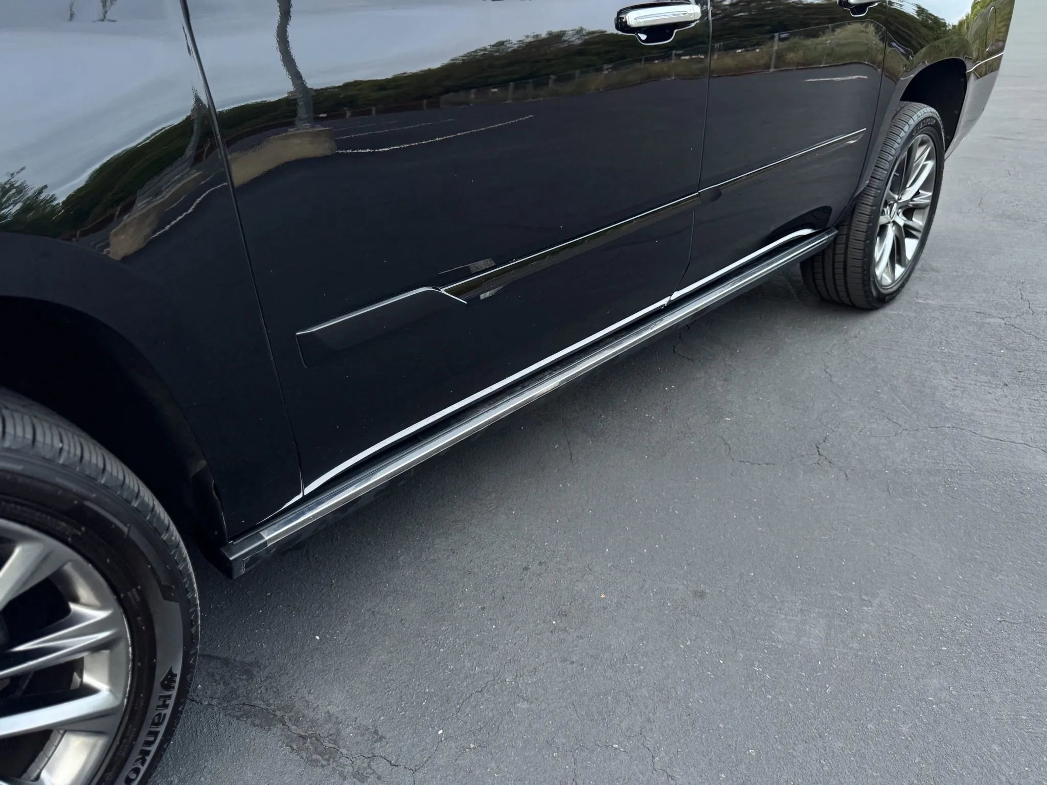 Used 2020 Cadillac Escalade ESV Premium Luxury w/ Escalade Sport Edition AWD/4WD image 18