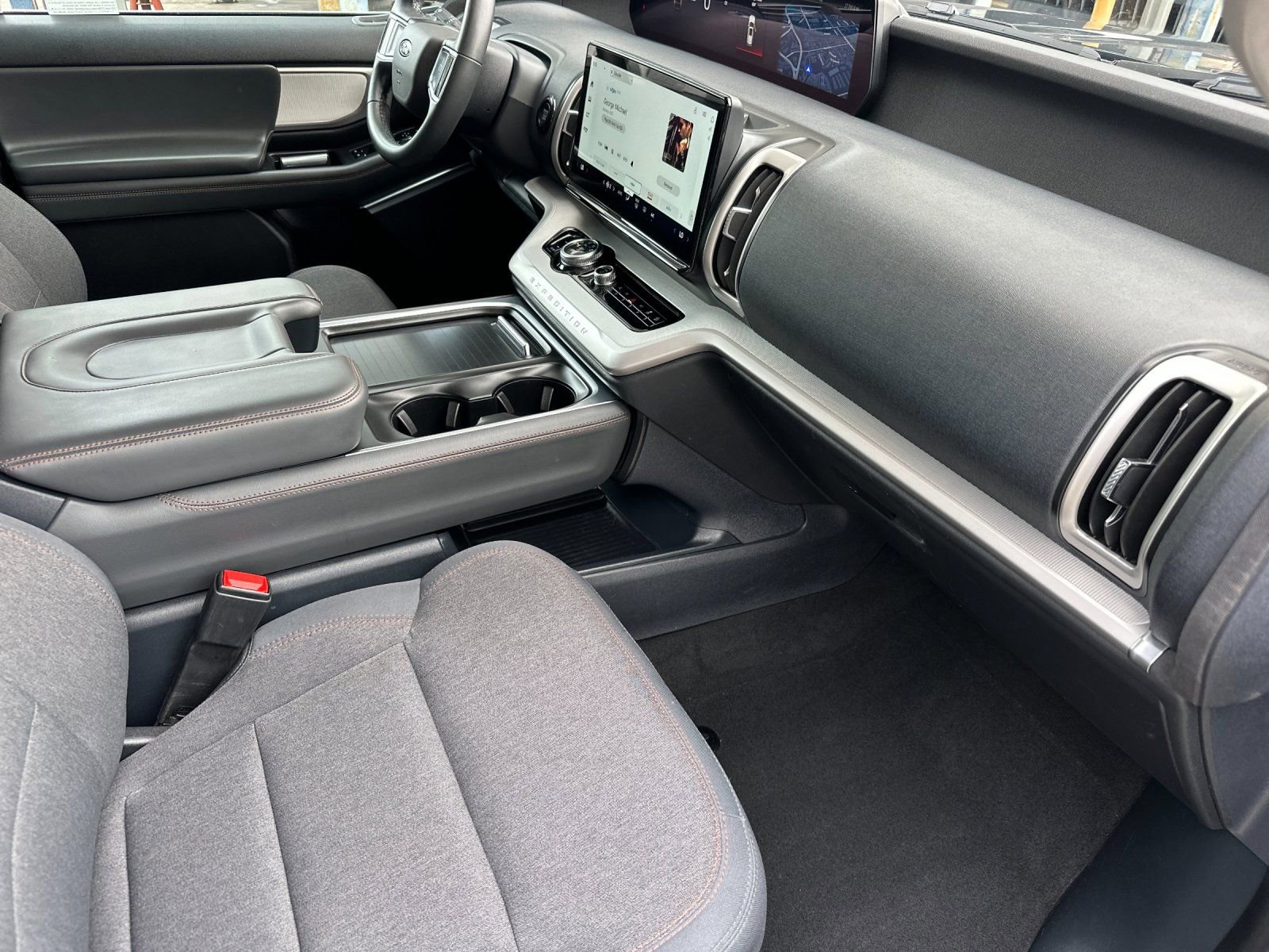 Used 2025 Ford Expedition Active AWD/4WD image 18