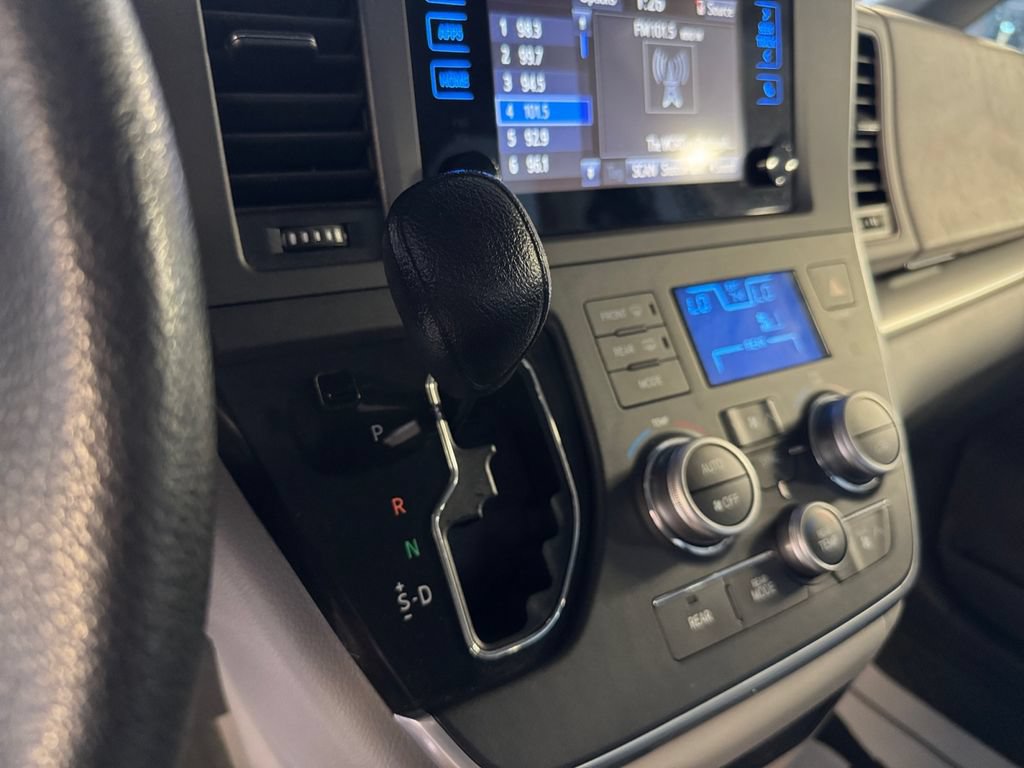 Used 2015 Toyota Sienna LE AWD/4WD image 21