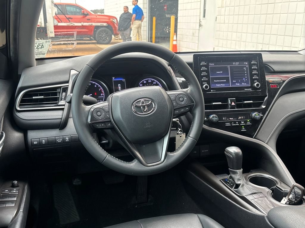 Used 2022 Toyota Camry SE image 2