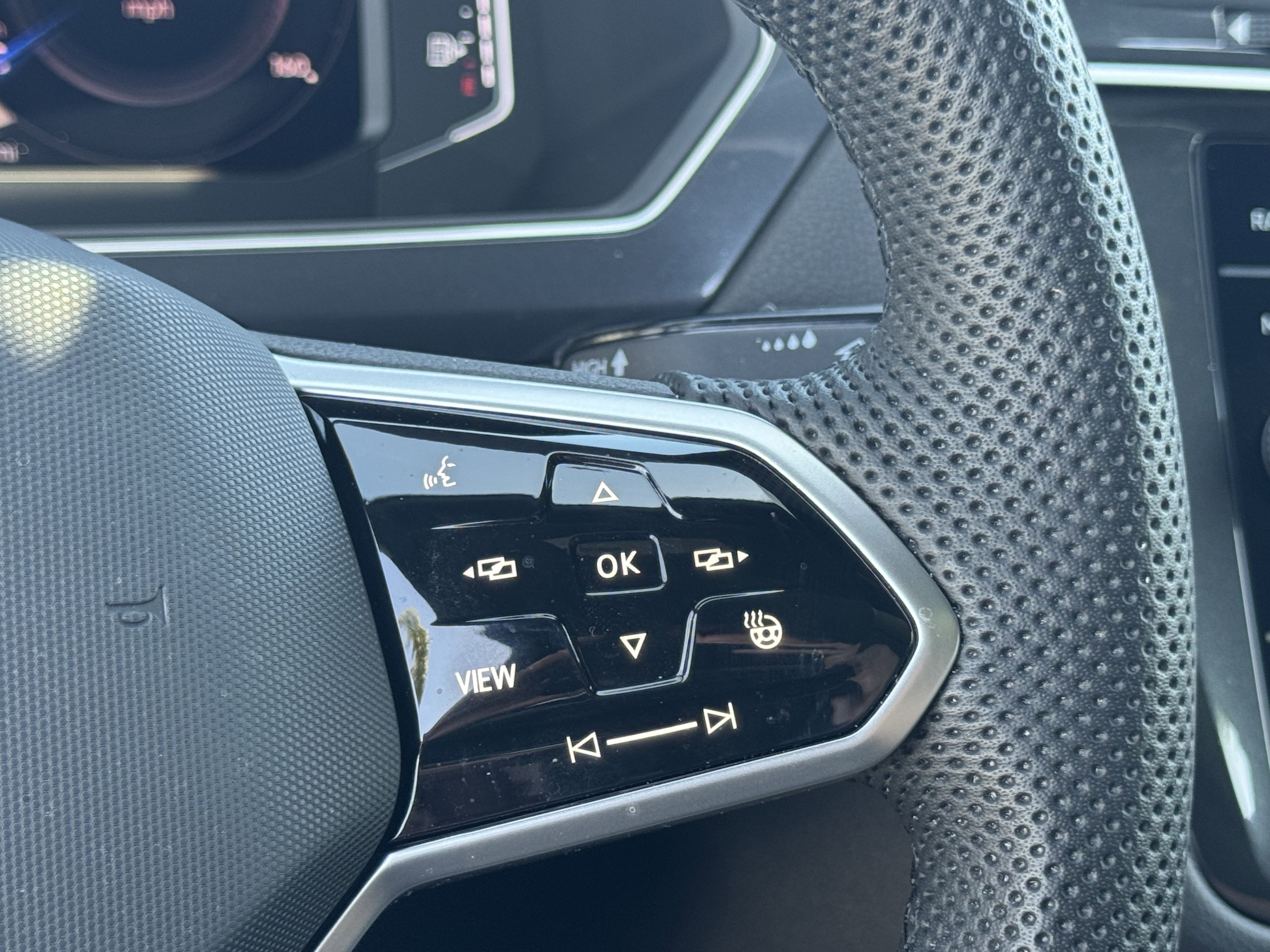 Certified 2024 Volkswagen Tiguan SEL R-Line AWD/4WD image 21