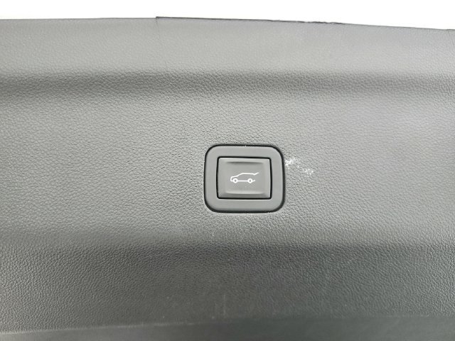 Used 2025 GMC Yukon Denali RWD image 46