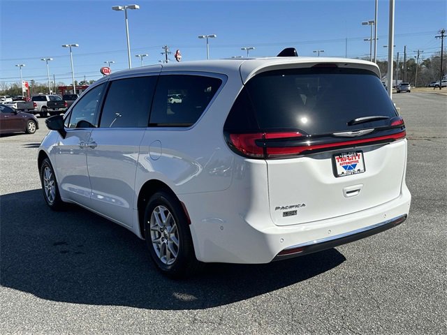 New 2025 Chrysler Pacifica Select image 3