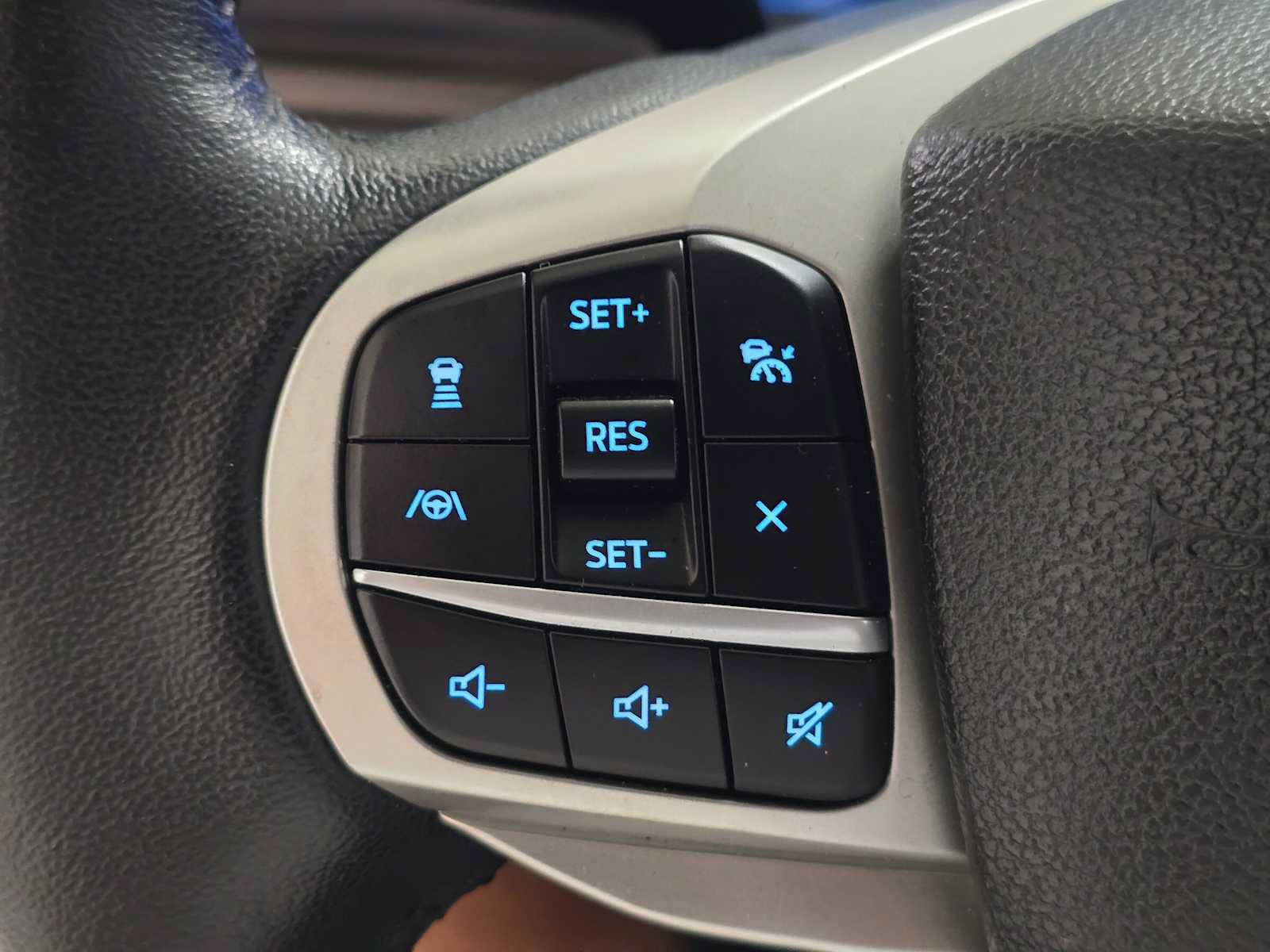 Used 2022 Ford Explorer Limited w/ Hybrid Equipment Group 310A RWD image 32