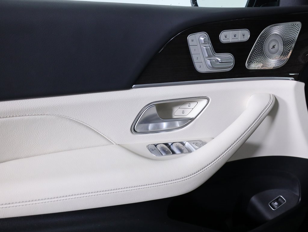 Used 2025 Mercedes-Benz GLS 450 4MATIC image 9