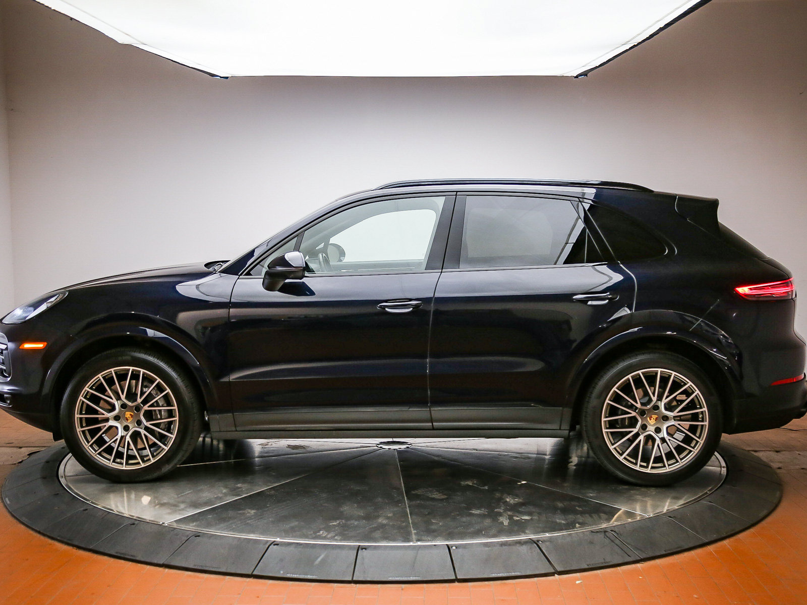 Certified 2023 Porsche Cayenne Platinum Edition AWD/4WD image 2