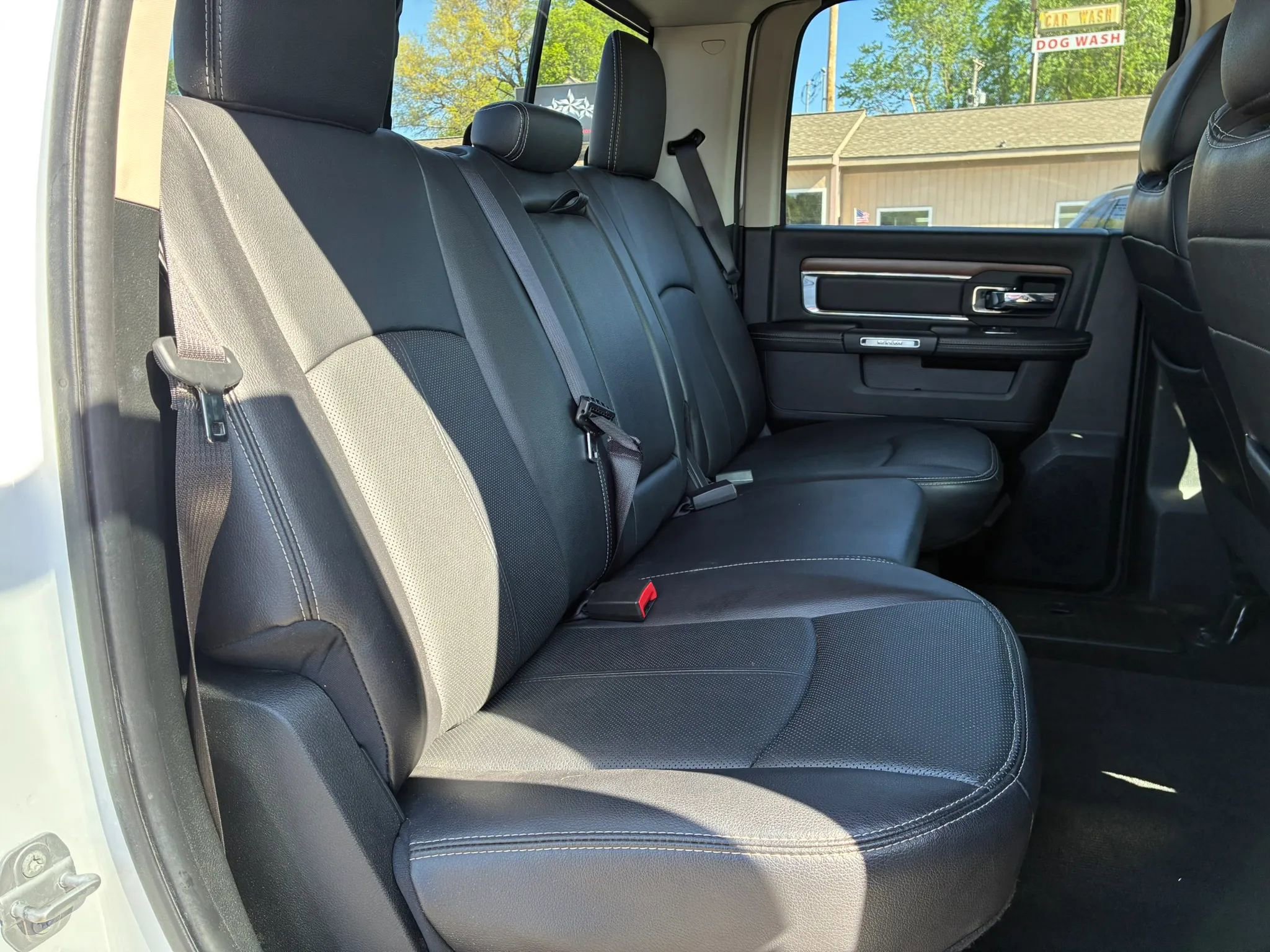 Used 2018 RAM 1500 Laramie image 12