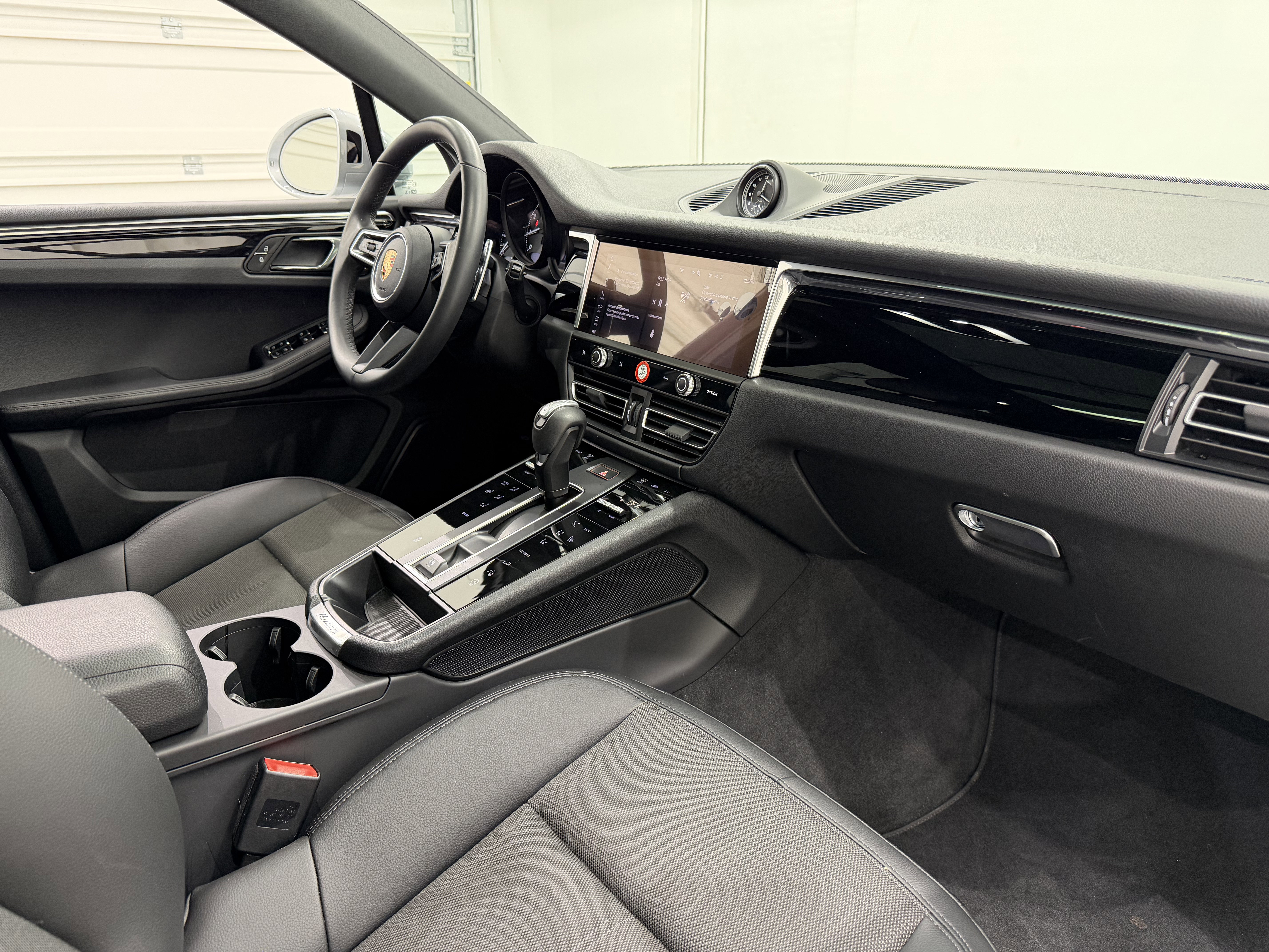 Certified 2025 Porsche Macan image 22