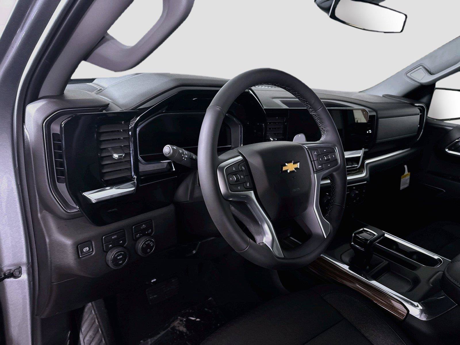 Used 2025 Chevrolet Silverado 1500 LT AWD/4WD image 3