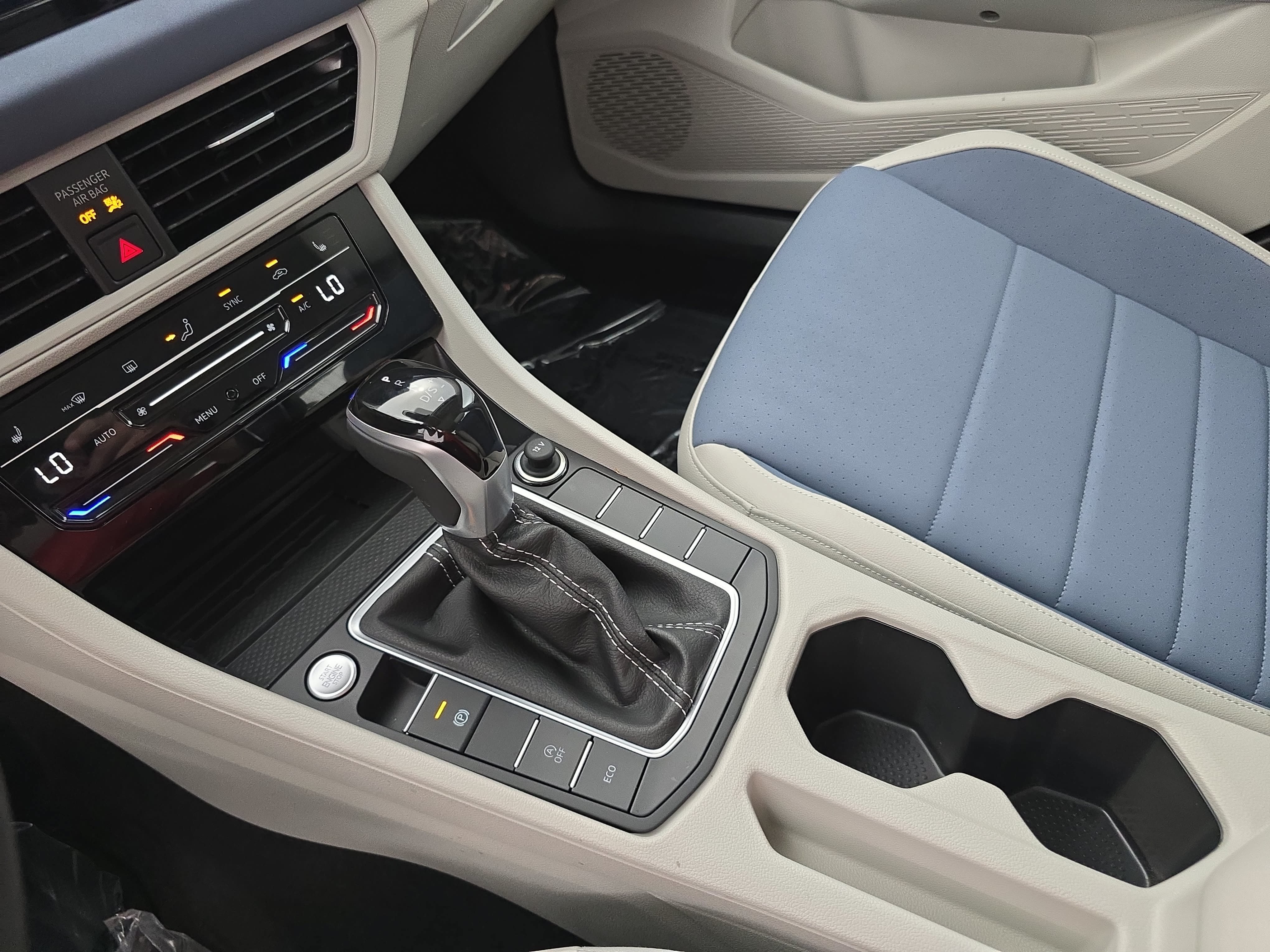 Certified 2025 Volkswagen Jetta SE w/ Sunroof Package FWD image 24
