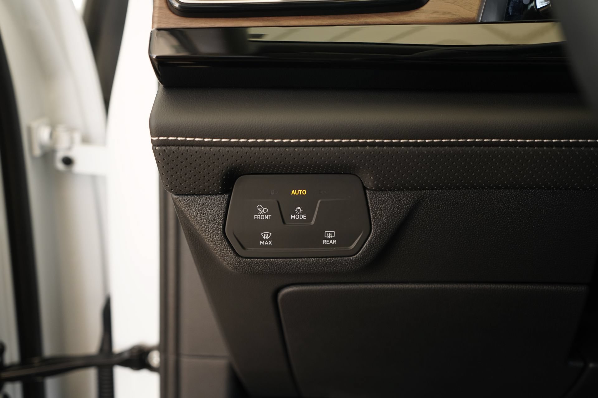 Certified 2026 Volkswagen Atlas SE FWD image 19