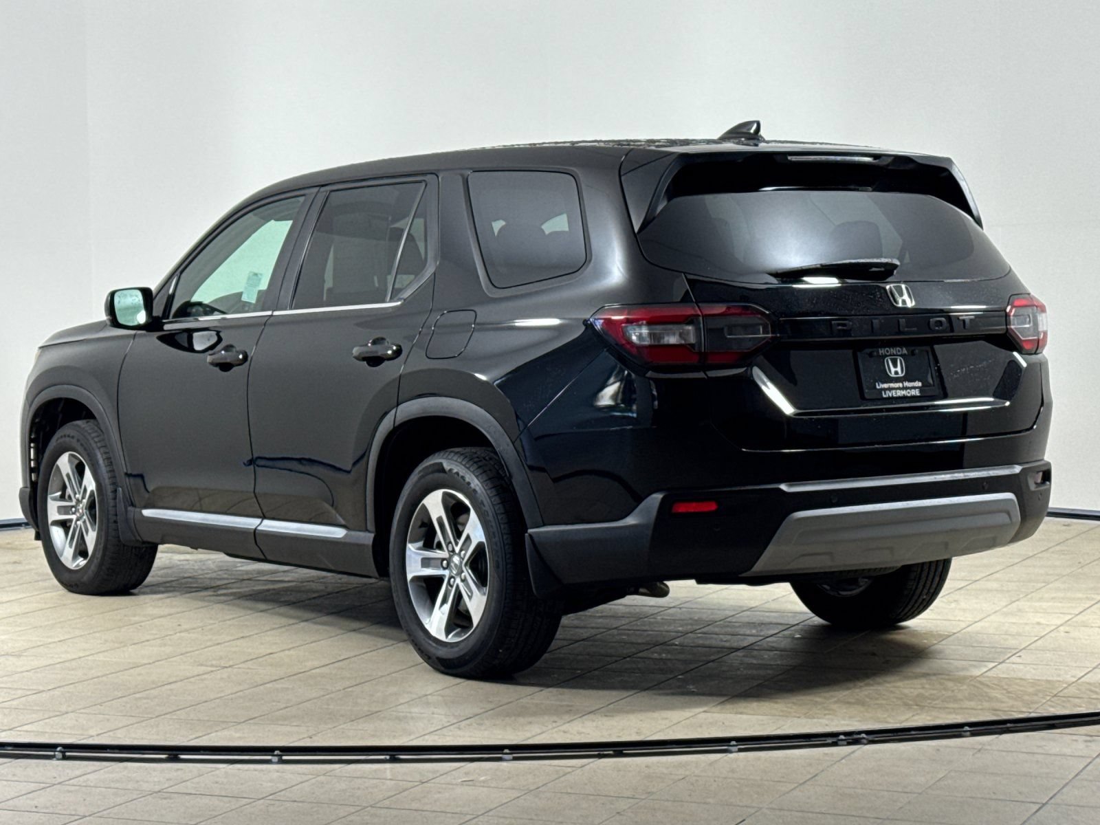 Used 2025 Honda Pilot EX-L image 4