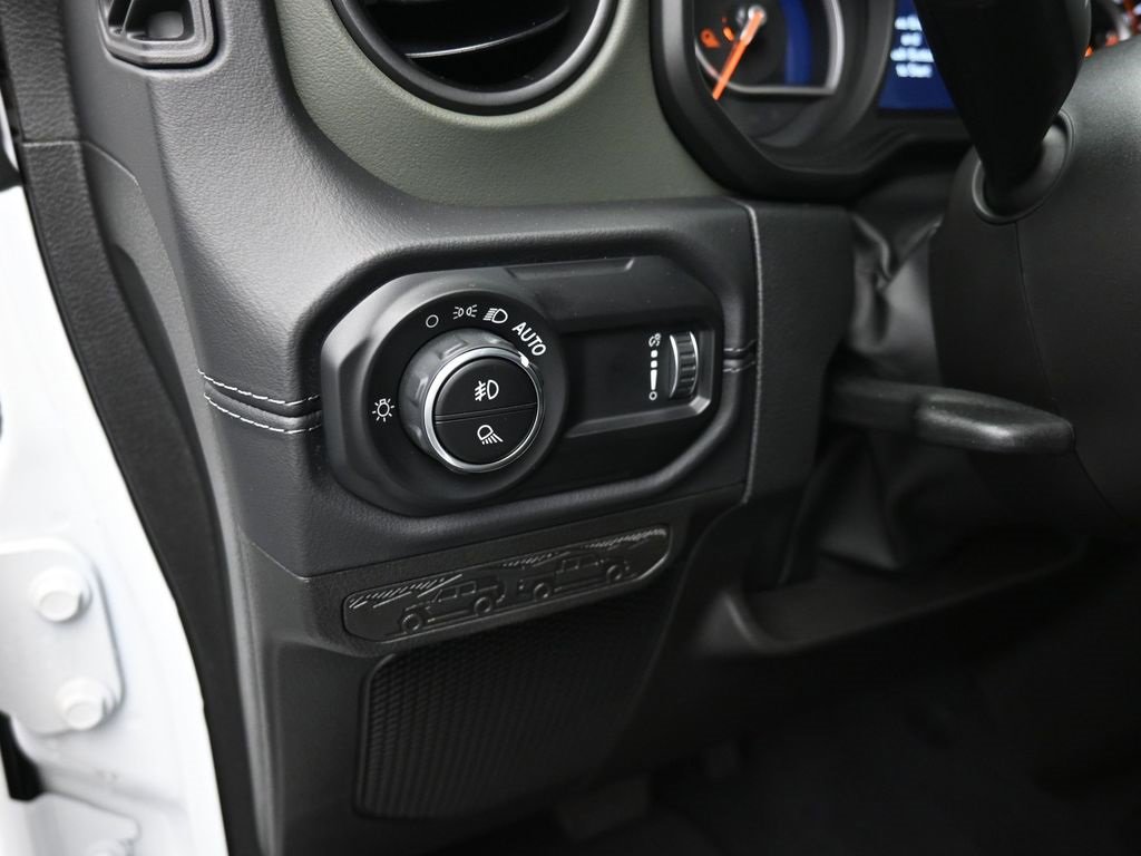 Used 2025 Jeep Gladiator Mojave w/ Convenience Group image 13