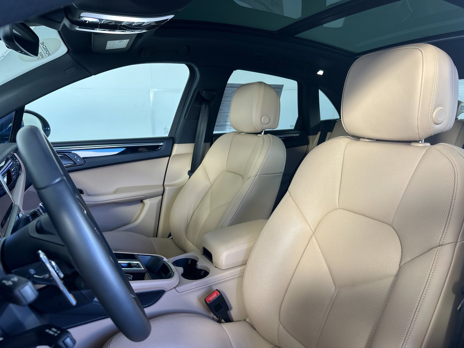 Certified 2026 Porsche Macan AWD/4WD image 5