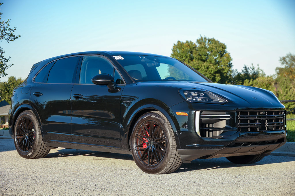 Certified 2025 Porsche Cayenne Turbo AWD/4WD image 21