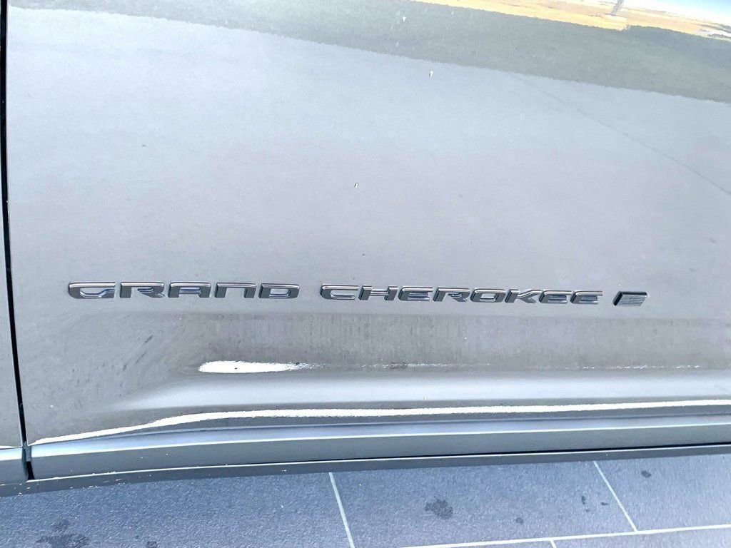 Used 2023 Jeep Grand Cherokee Altitude image 10