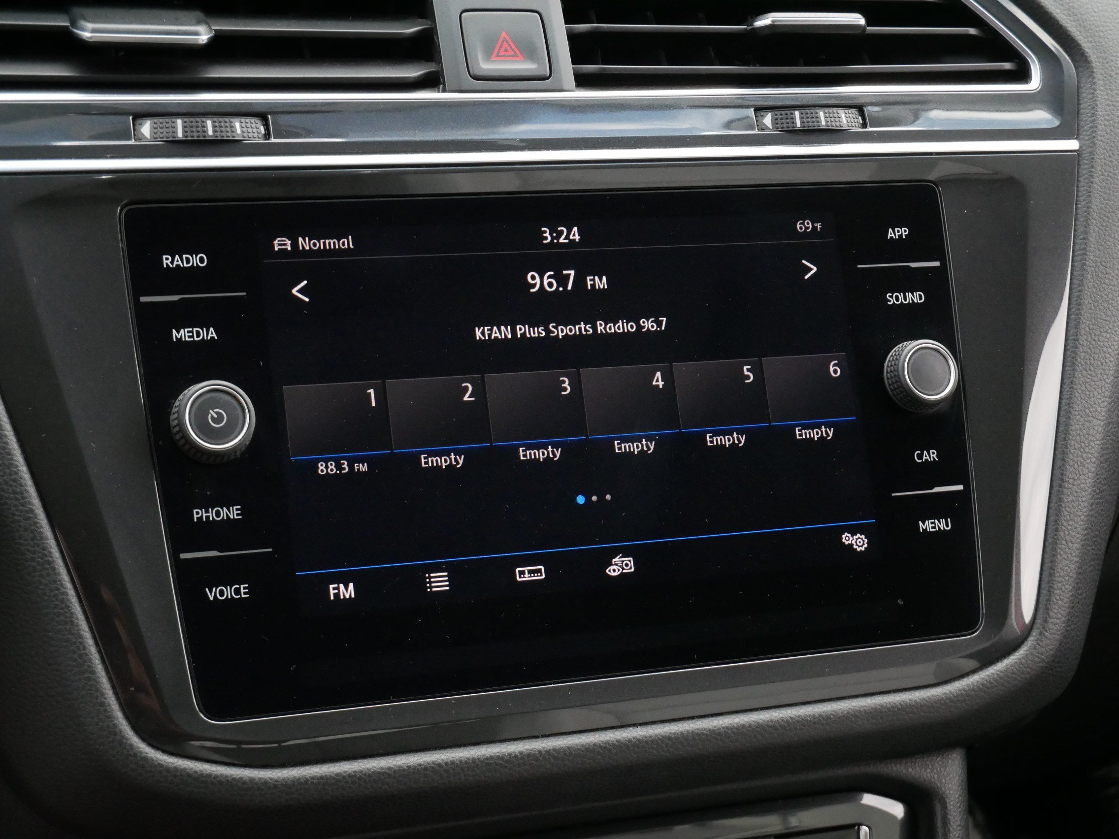 Used 2019 Volkswagen Tiguan SE w/ Panoramic Sunroof Package AWD/4WD image 21