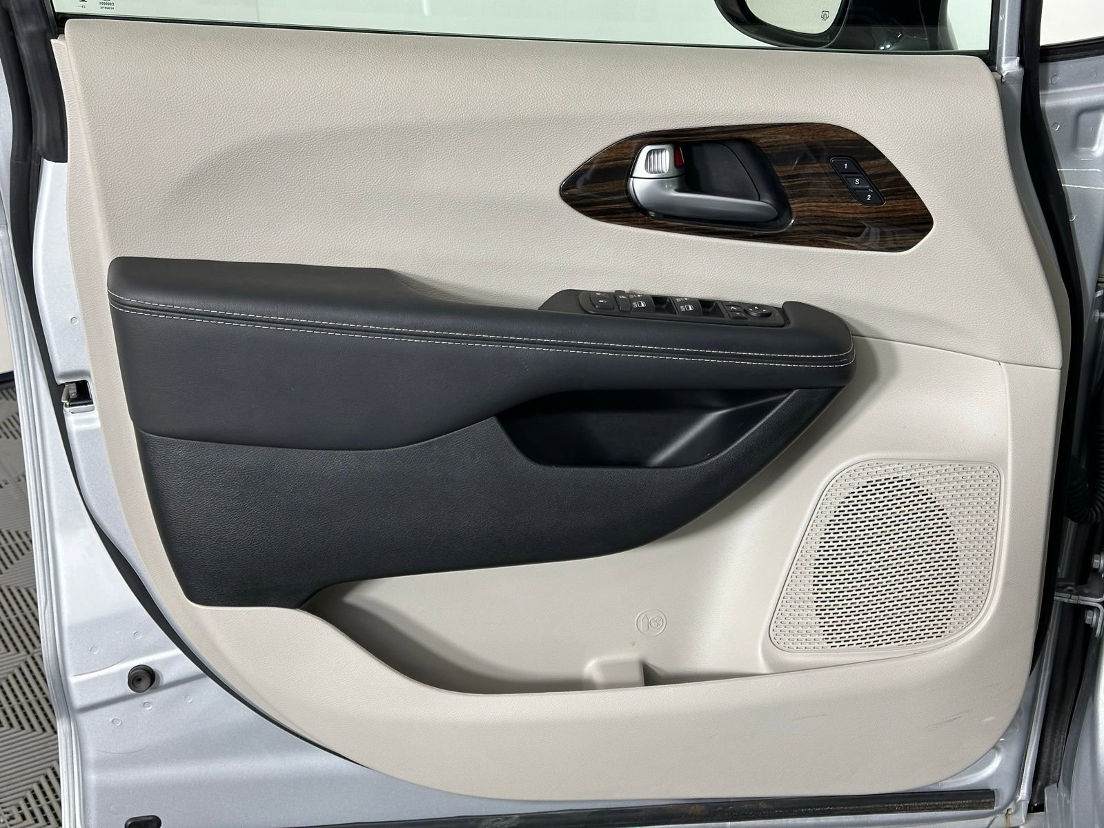 Used 2024 Chrysler Pacifica Limited image 41