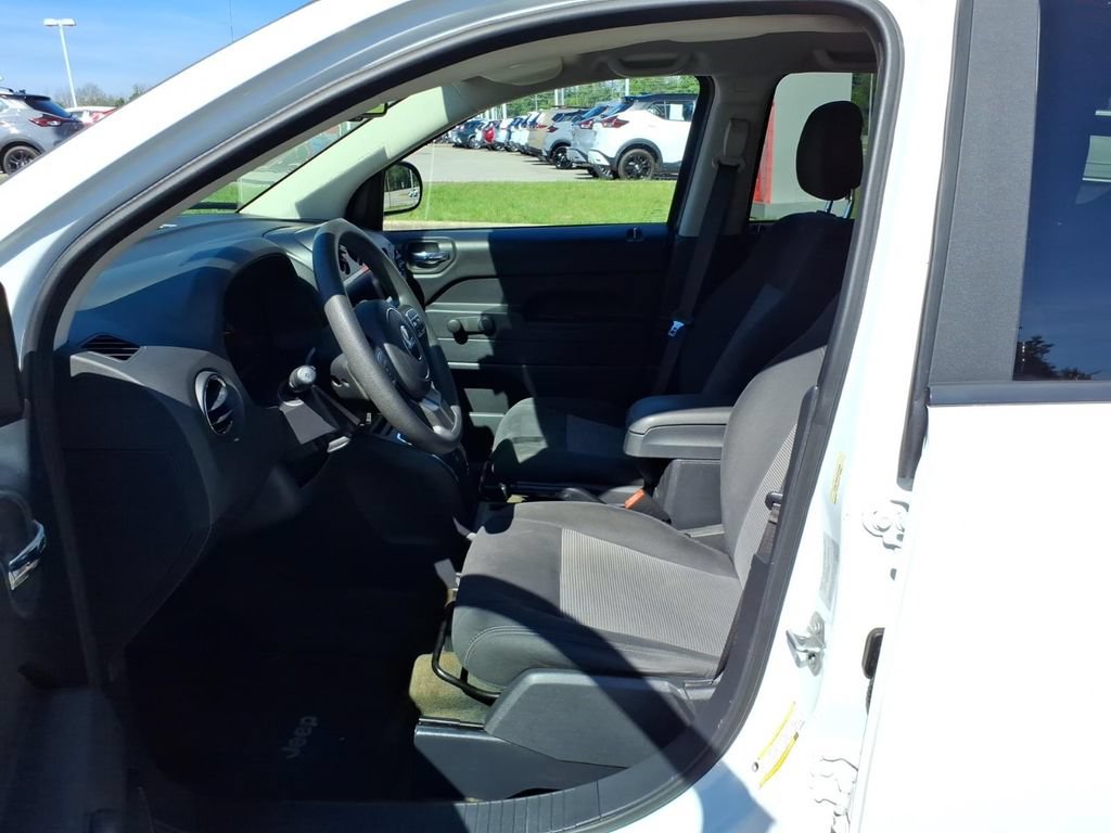 Used 2016 Jeep Compass Sport FWD image 4