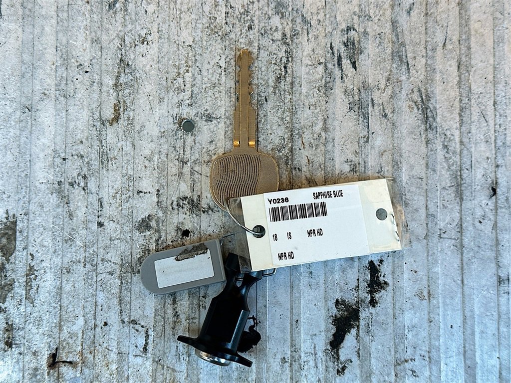 Used 2018 Isuzu NPR image 33