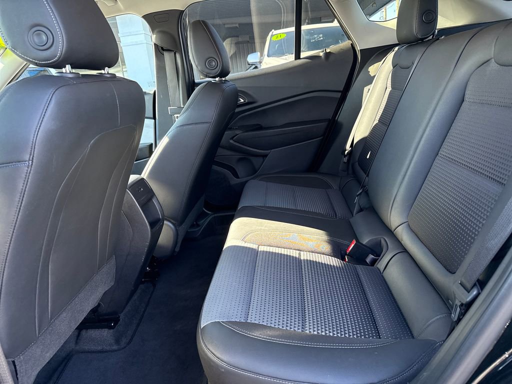 Used 2025 Chevrolet Trax LT w/ LT Convenience Package image 28