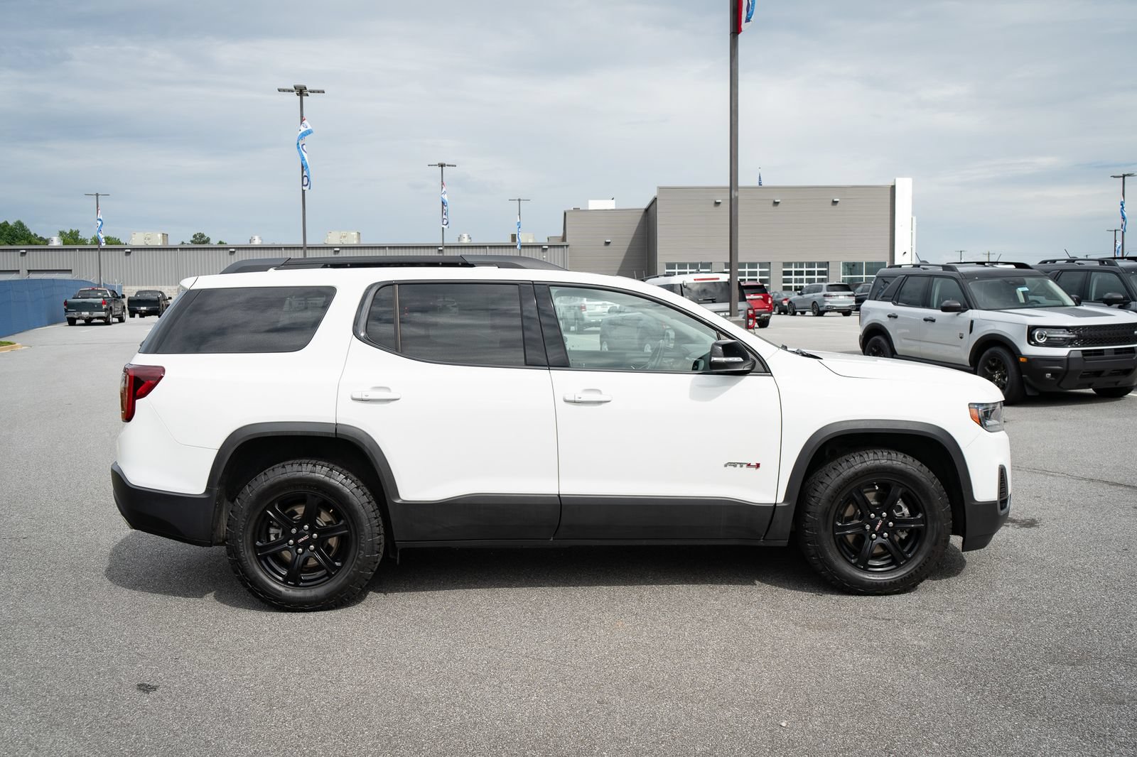 Used 2022 GMC Acadia AT4 w/ Preferred Package AWD/4WD image 11