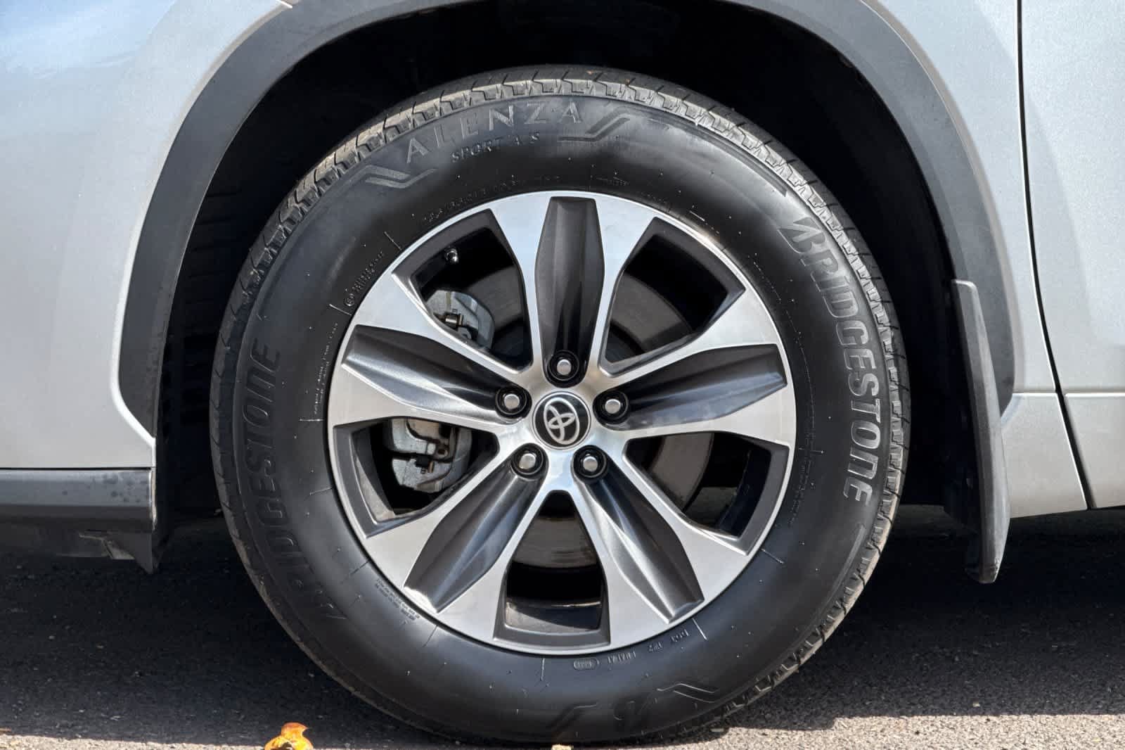 Used 2022 Toyota Highlander XLE AWD/4WD image 27