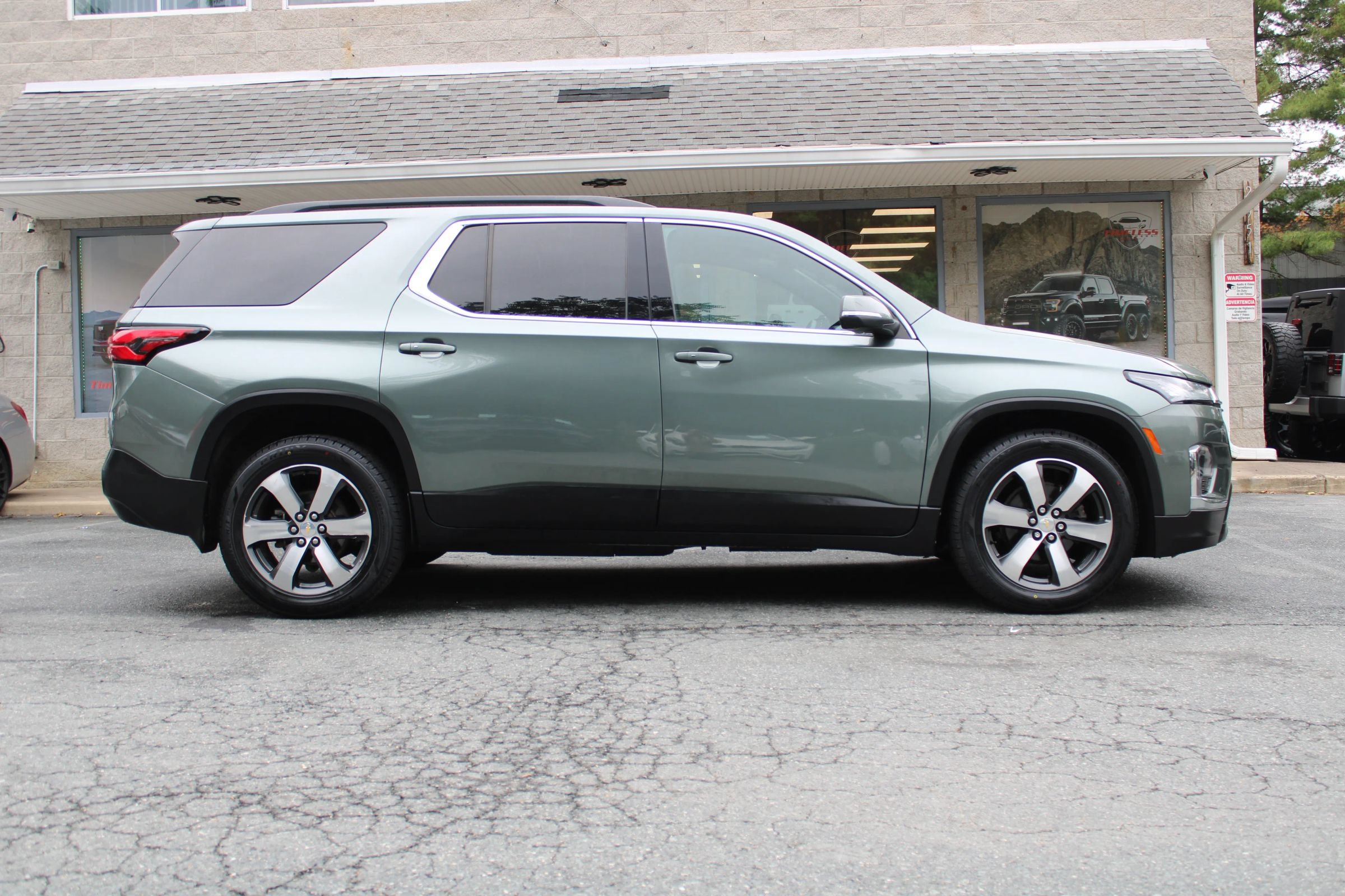 Used 2022 Chevrolet Traverse LT w/ LT Premium Package AWD/4WD image 26