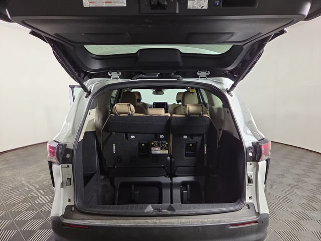 Used 2023 Toyota Sienna XLE AWD/4WD image 32