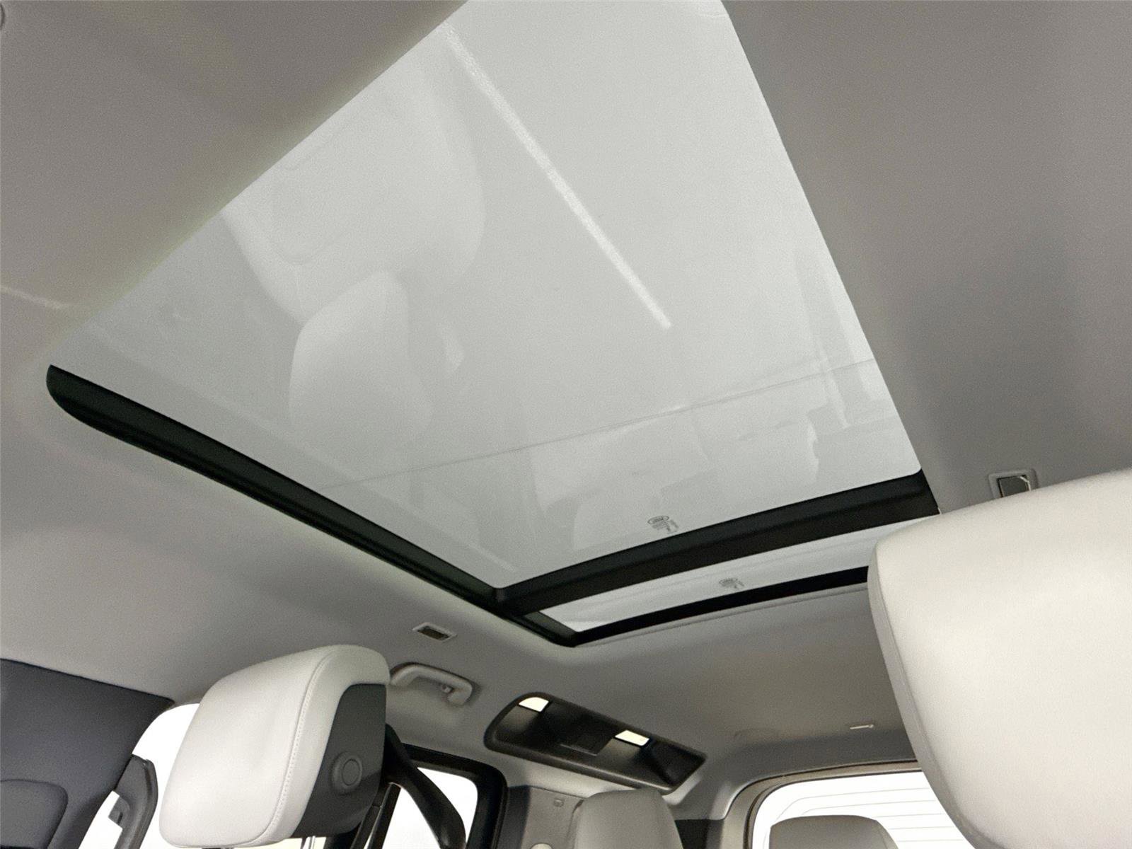 Used 2025 Land Rover Defender 110 X-Dynamic SE image 6