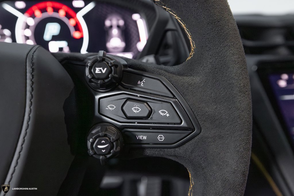 Used 2025 Lamborghini Revuelto image 31