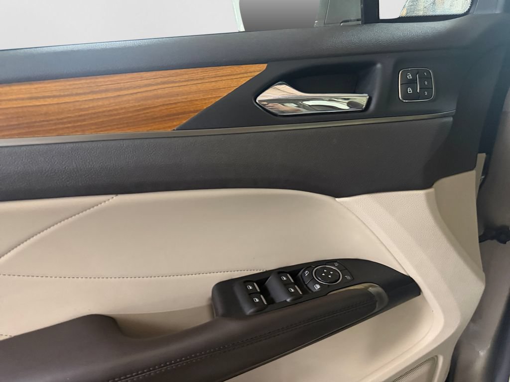 Used 2019 Lincoln MKC Select w/ Select Plus Package FWD image 9