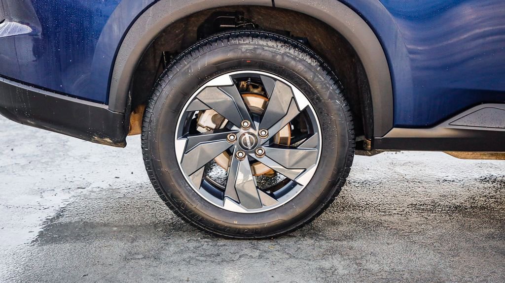 Used 2024 Nissan Rogue SV image 12