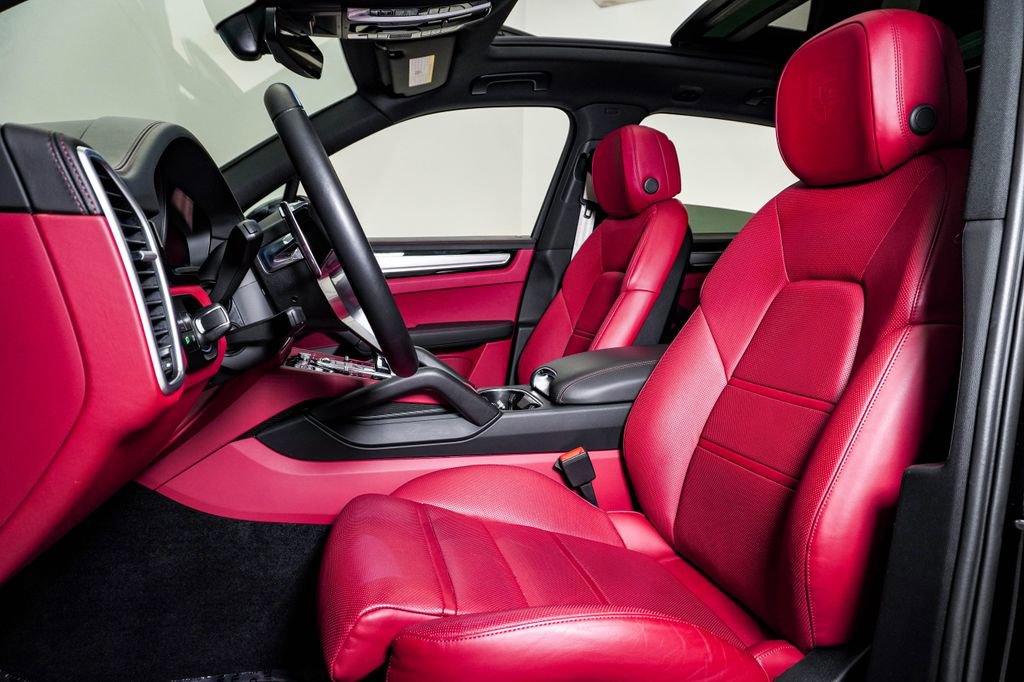 Certified 2023 Porsche Cayenne Platinum Edition image 5