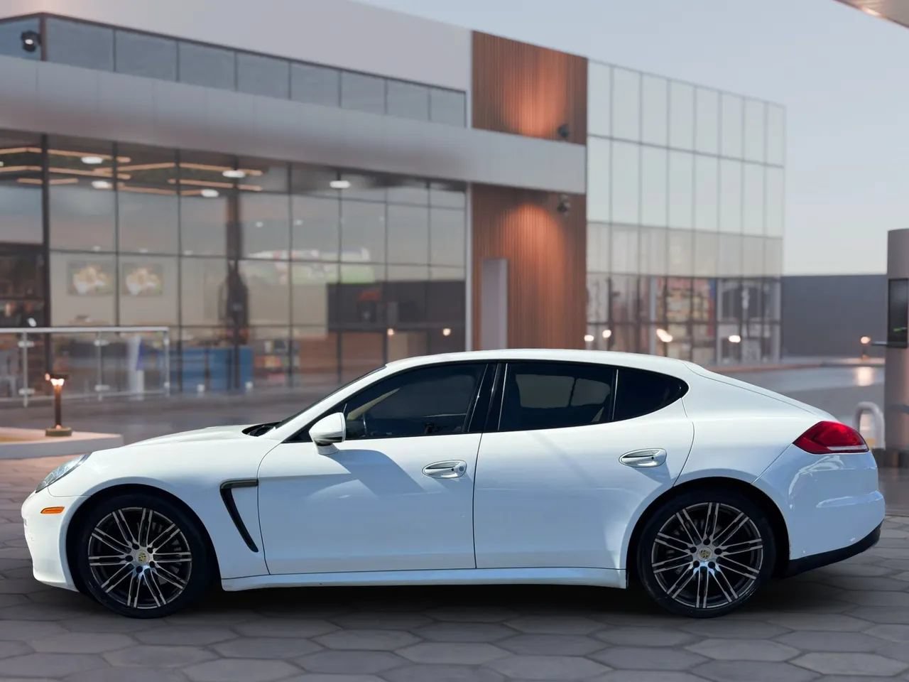 Used 2016 Porsche Panamera RWD image 2