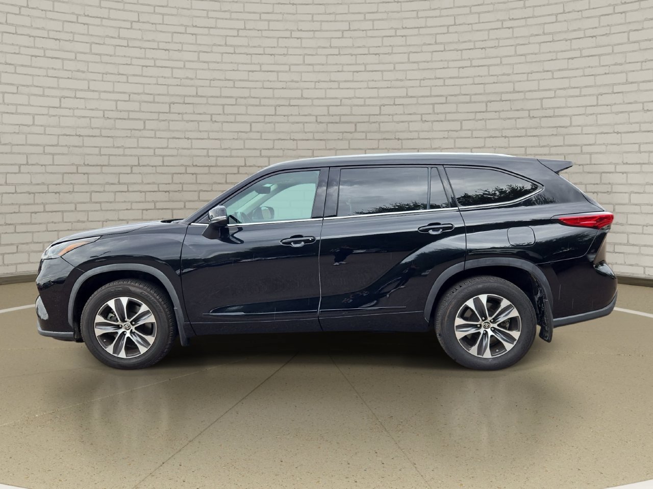 Used 2022 Toyota Highlander XLE AWD/4WD image 8