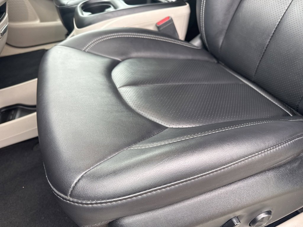 Used 2024 Chrysler Pacifica Touring-L image 12