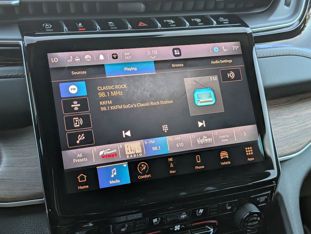 Used 2023 Jeep Grand Cherokee Summit w/ Luxury Tech Group V image 17