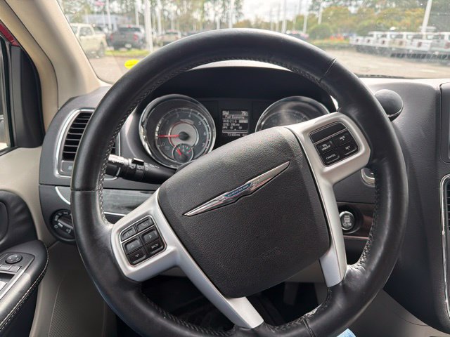 Used 2015 Chrysler Town & Country Touring-L w/ Driver Convenience Group FWD image 16