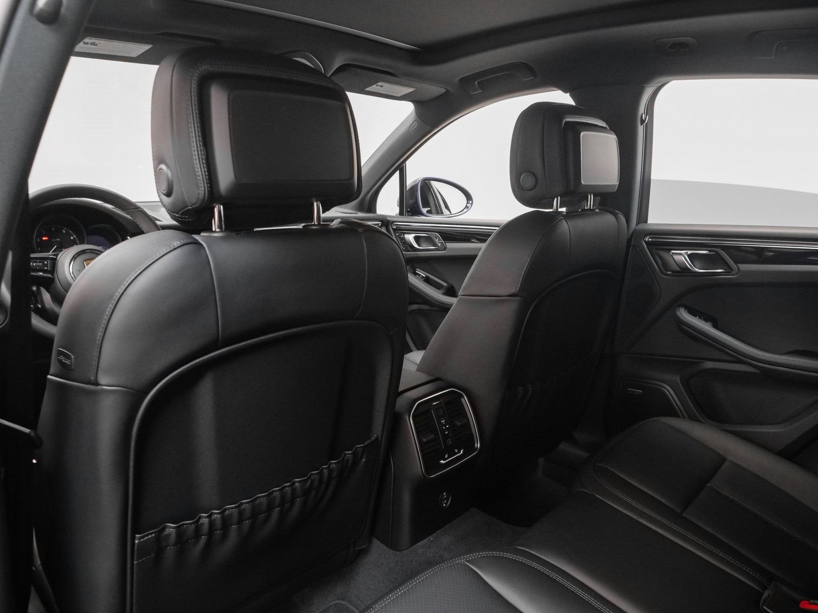 Certified 2025 Porsche Macan AWD/4WD image 33