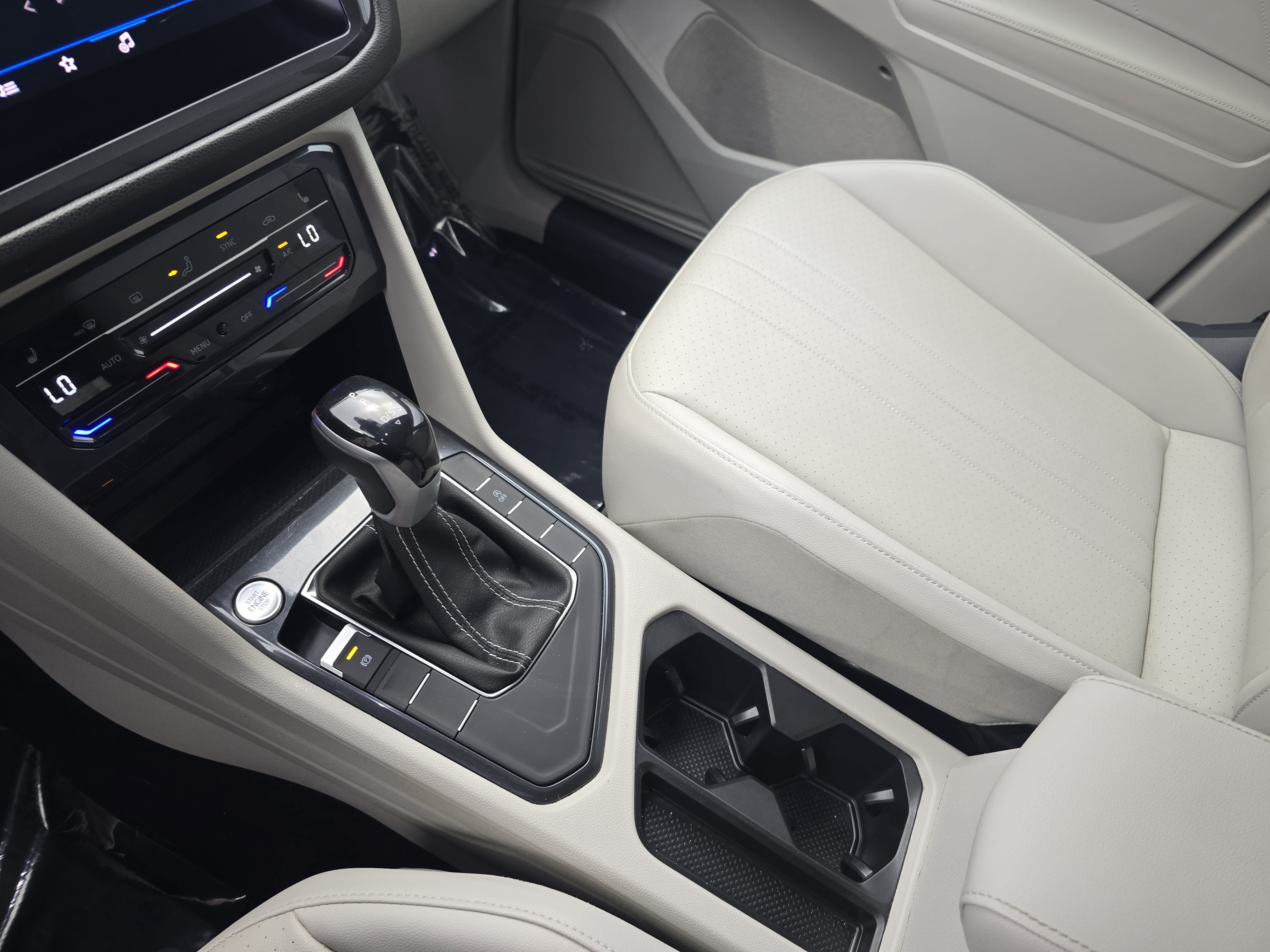 Used 2023 Volkswagen Tiguan SE w/ Panoramic Sunroof Package FWD image 25