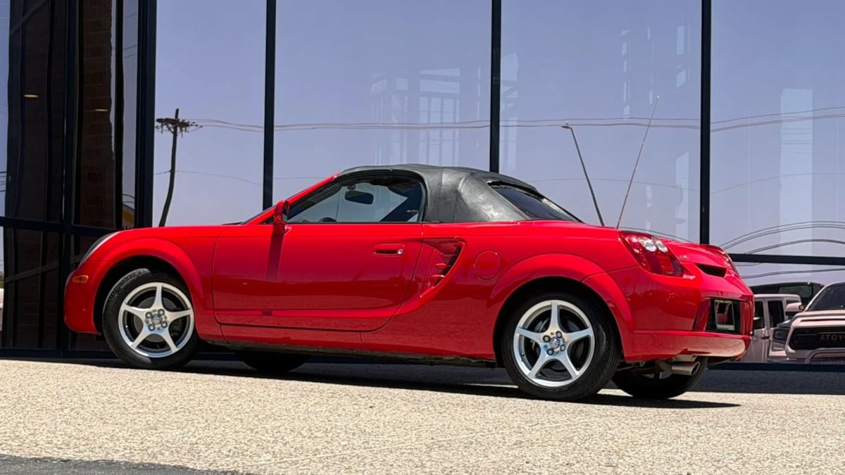 Used 2003 Toyota MR2 RWD image 8