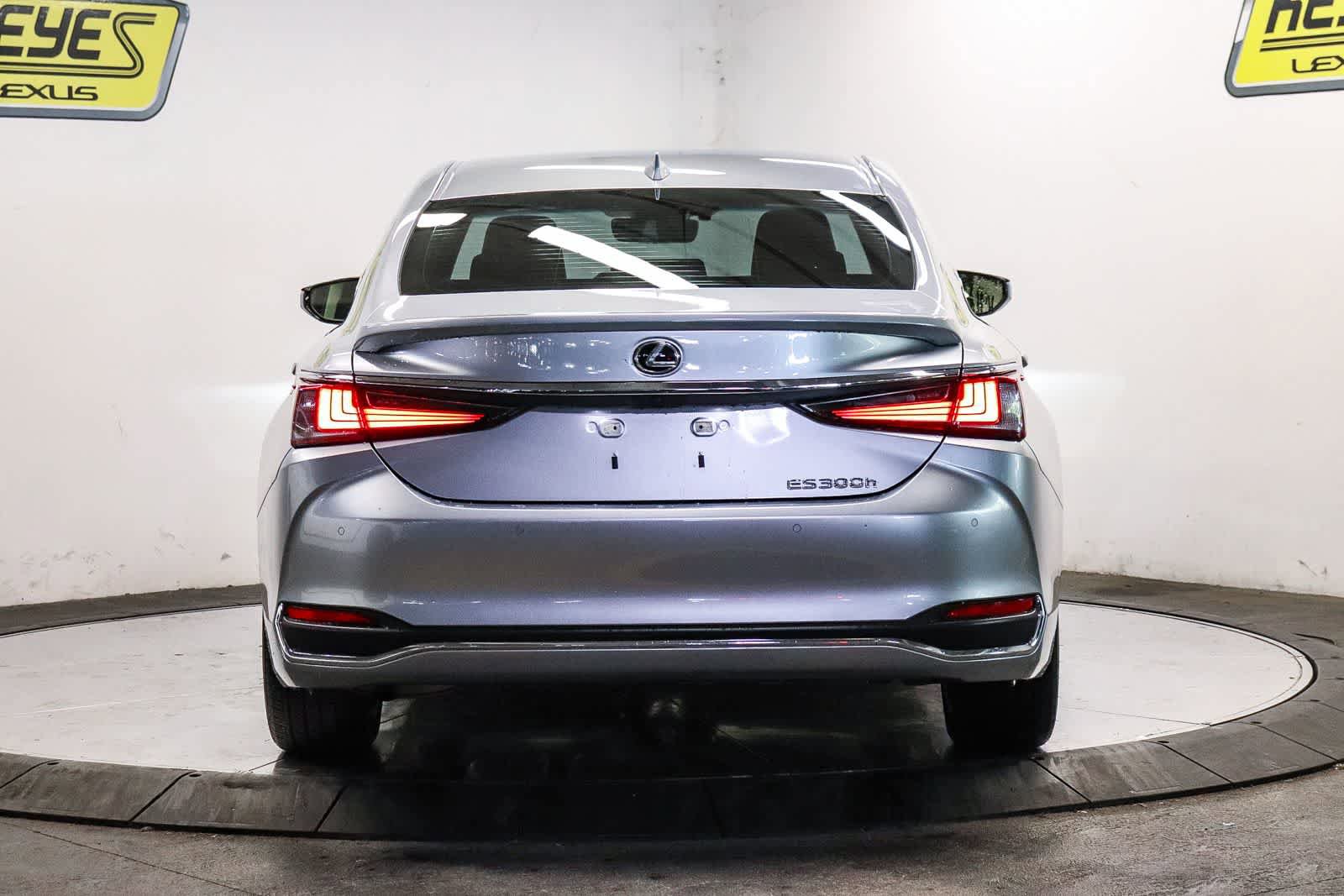 Used 2025 Lexus ES 300h w/ Premium Package FWD image 3