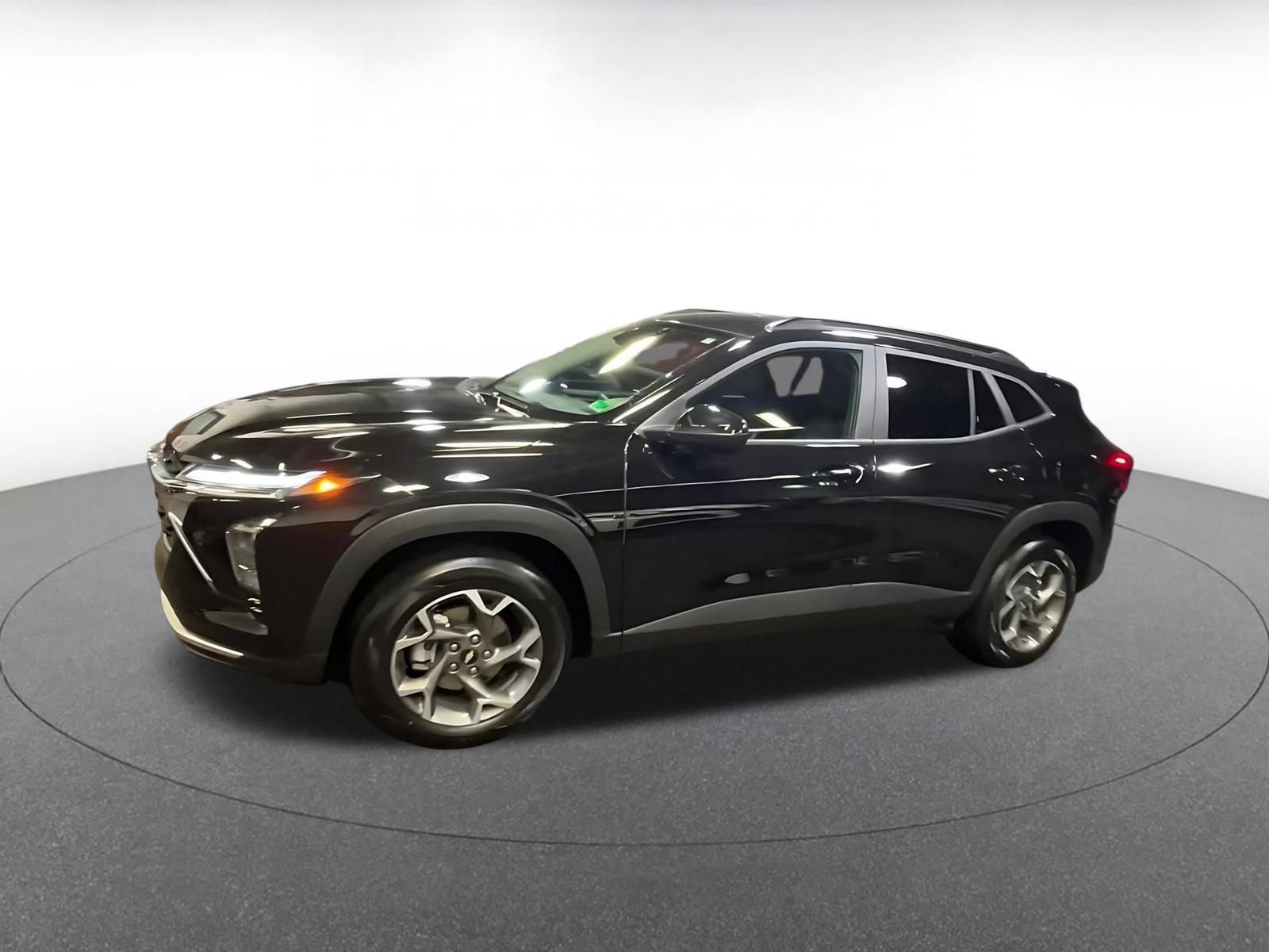Used 2025 Chevrolet Trax LT w/ LT Convenience Package image 8